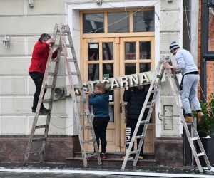 14.01.2021., Slavonski Brod - Ugostitelji uredjuju lokale kako bi bili spremni do ponovnog otvaranja. 
Photo: Ivica Galovic/PIXSELL