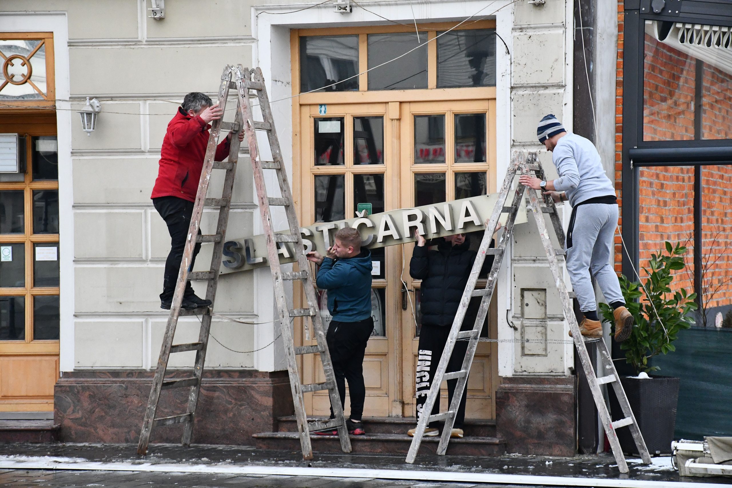 14.01.2021., Slavonski Brod - Ugostitelji uredjuju lokale kako bi bili spremni do ponovnog otvaranja. 
Photo: Ivica Galovic/PIXSELL