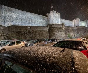 17.01.2021., Stara gradska jezgra, Dubrovnik - Prve snijezne pahulje zavijorile gradom.
Photo: Grgo Jelavic/PIXSELL