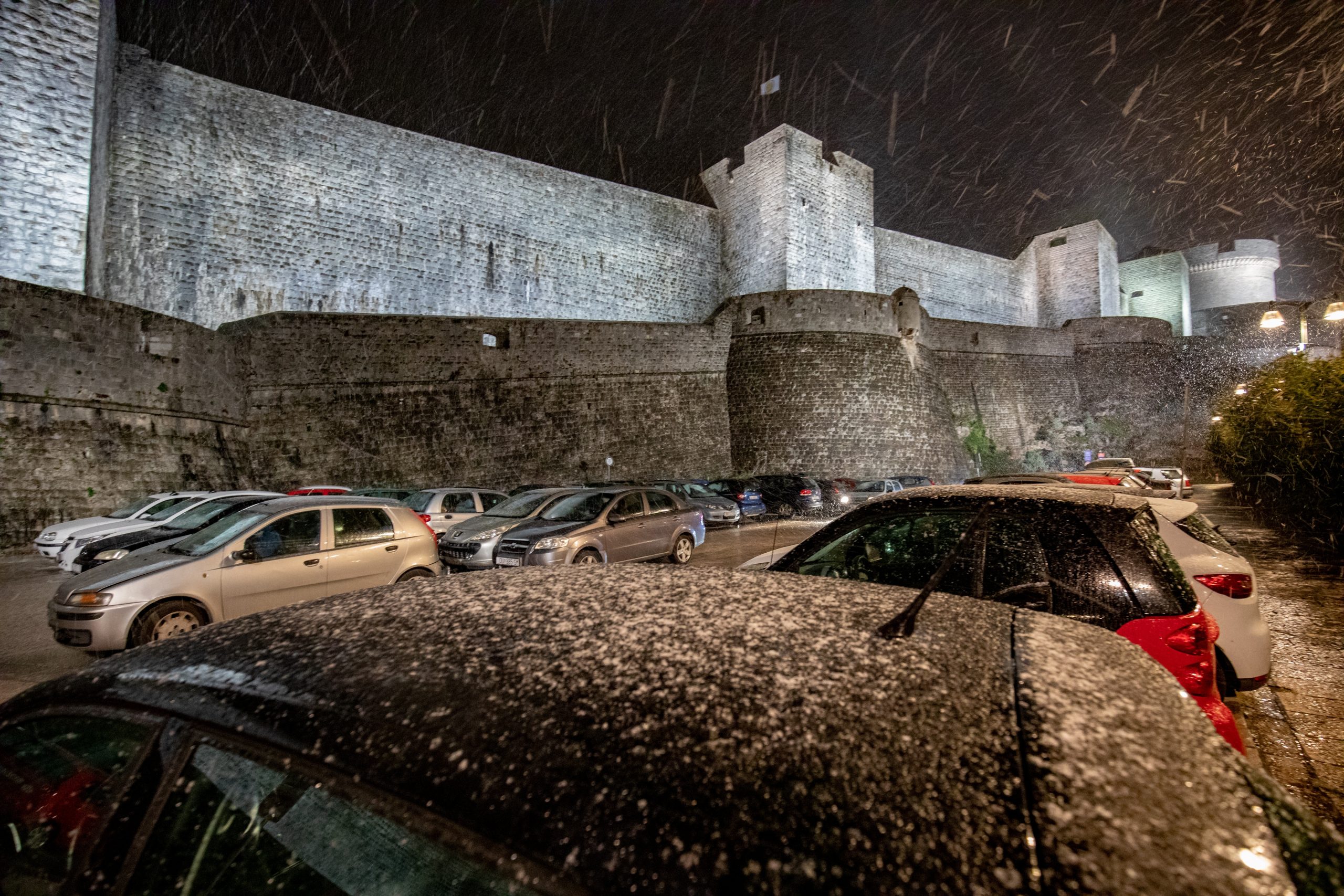 17.01.2021., Stara gradska jezgra, Dubrovnik - Prve snijezne pahulje zavijorile gradom.
Photo: Grgo Jelavic/PIXSELL