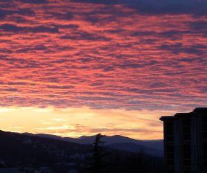 18.12.2020., Rijeka - Crveno nebo u zoru prije izlaska sunca nad istocnim dijelom rijeckog zaledja. Ilustracija
Photo: Goran Kovacic/Pixsell