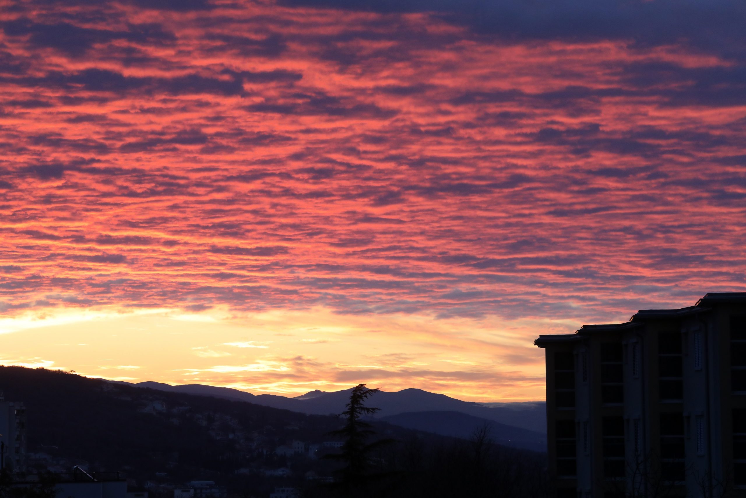 18.12.2020., Rijeka - Crveno nebo u zoru prije izlaska sunca nad istocnim dijelom rijeckog zaledja. Ilustracija
Photo: Goran Kovacic/Pixsell