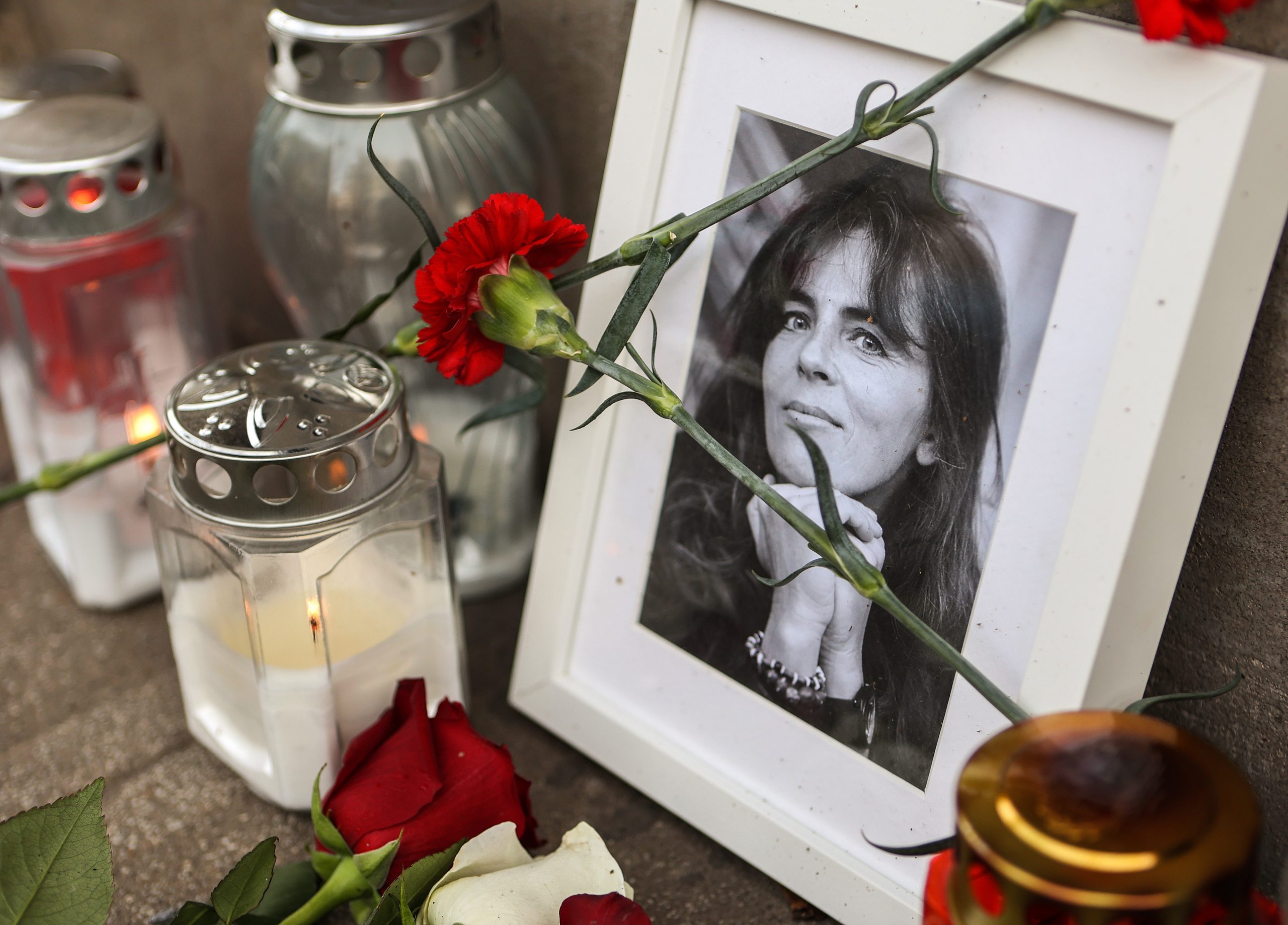 24.01.2021., Zagreb - U Petrovoj ulici u Zagrebu postavljena je fotografija preminule glumice Mire Furlan te polozeno cvijece i zapaljene svijece. Photo: Marko Prpic/PIXSELL