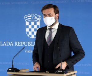 28.01.2021., Zagreb - Ministar Tomislav Coric iskoristio konferenciju za medije  i zastitnu masku da reklamira svoj Twitter. Photo: Zeljko Lukunic/PIXSELL