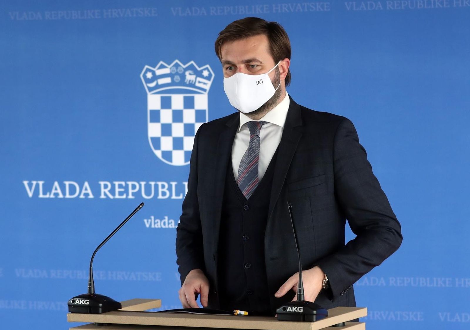 28.01.2021., Zagreb - Ministar Tomislav Coric iskoristio konferenciju za medije  i zastitnu masku da reklamira svoj Twitter. Photo: Zeljko Lukunic/PIXSELL