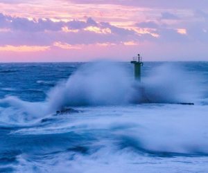 28.12.2020., Punta Planka - Jak vjetar na moru podize velike valove.
Photo: Bruno Fantulin/PIXSELL