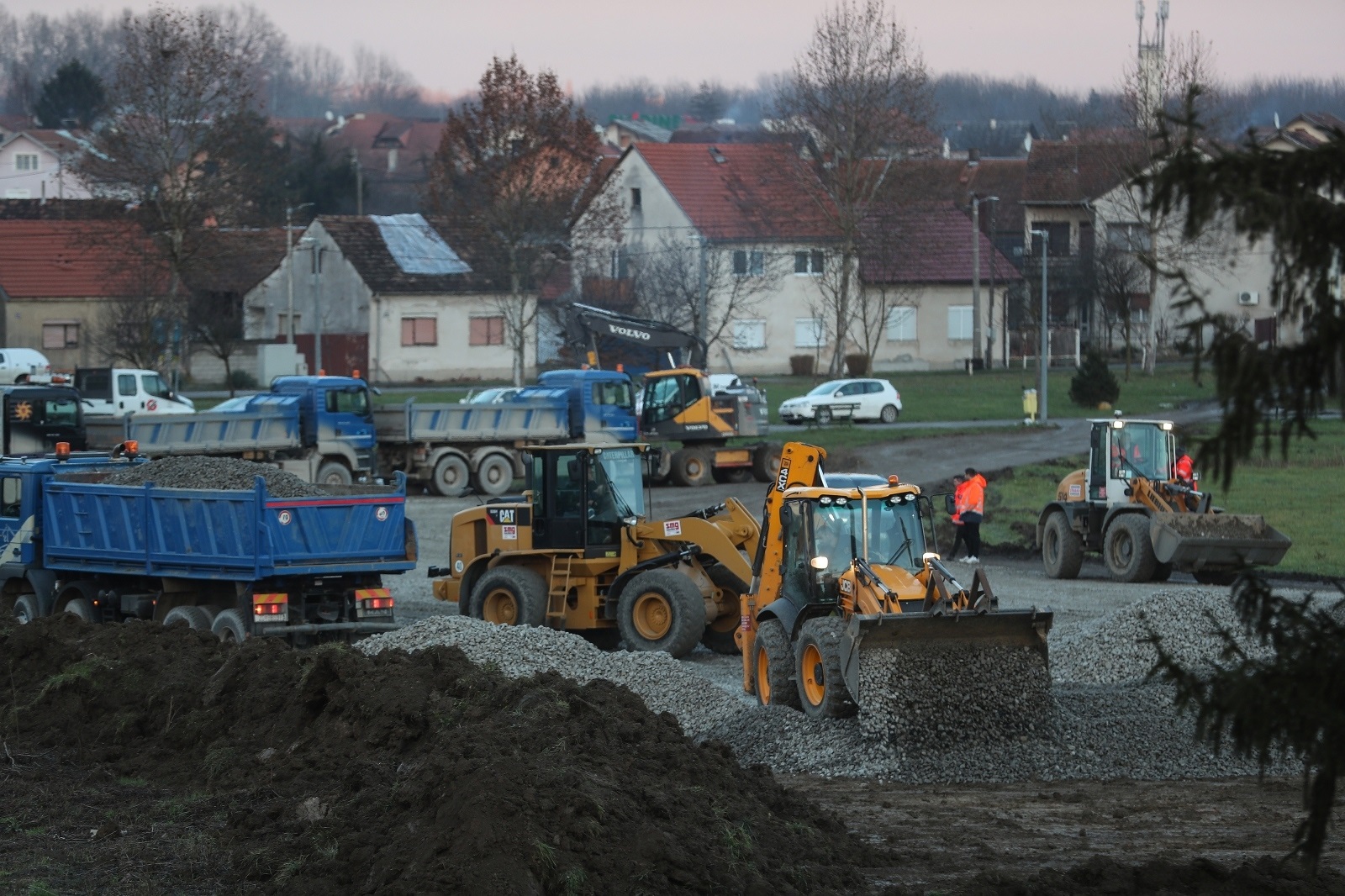 30.12.2020., Petrinja -  Kamioni pripremaju teren za izgradnju kamp naselja za mobilne kucice. Photo: Zeljko Lukunic/PIXSELL