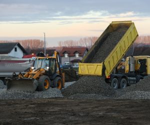 30.12.2020., Petrinja -  Kamioni pripremaju teren za izgradnju kamp naselja za mobilne kucice. Photo: Zeljko Lukunic/PIXSELL