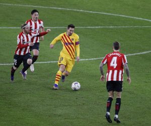 epa08923505 FC Barcelona's striker Leo Messi (C) in action during the Spanish LaLiga soccer match between Athletic Bilbao and FC Barcelona held at San Mames stadium, in Bilbao, northern Spain, 06 January 2021.  EPA/Luis Tejido