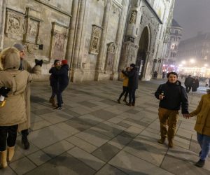 epaselect epa08913438 People dance a walz as they celebrate the New Year’s Eve at the Stephansplatz square in front of the Saint Stephen's Cathedral during a nationwide COVID-19 lockdown in Vienna, Austria, 01 January 2021.  EPA/CHRISTIAN BRUNA