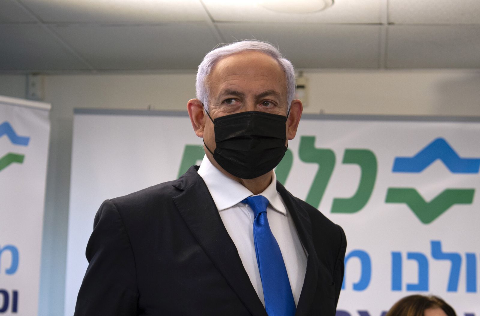 epa08935291 Israeli Prime Minister Benjamin Netanyahu visits the coronavirus vaccination facility in northern Arab city of Nazareth, Israel, 13 January 2021.  EPA/GIL ELIYAHU / POOL