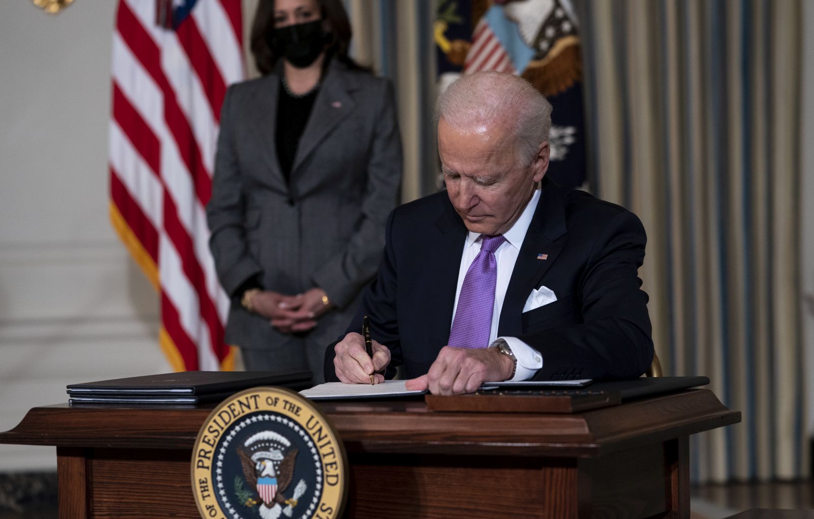 epa08967291 US President Joe Biden delivers remarks outlining his racial equity agenda and signs executive actions with Vice President Kamala Harris in the State Dining Room of the White House, in Washington, DC, USA, 26 January 2021.  EPA/Doug Mills / POOL