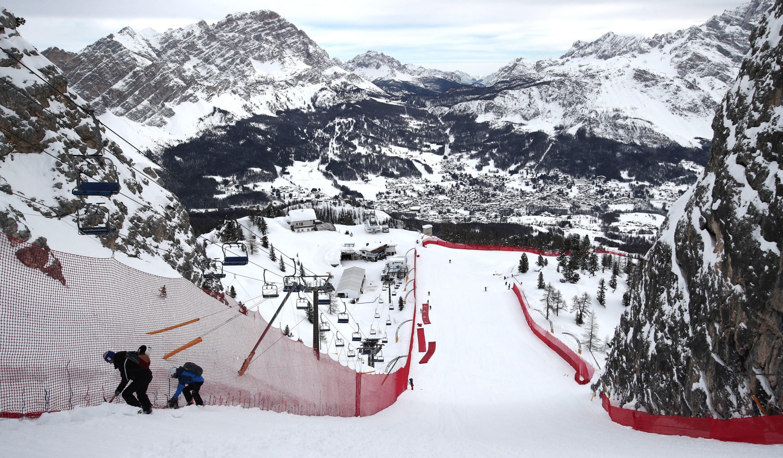 epa08971129 A handout photo made available by the organising committee of the 2021 FIS Alpine World Ski Championships shows preparation works for the Alpine Skiing Championships in Cortina d'Ampezzo, Italy, 27 January 2021 (issued 28 January 2021). The 2021 FIS Alpine World Ski Championships will be held in Cortina d’Ampezzo from 07 to 21 February 2021.  EPA/Fondazione Cortina 2021 / HO  HANDOUT EDITORIAL USE ONLY/NO SALES/NO ARCHIVES