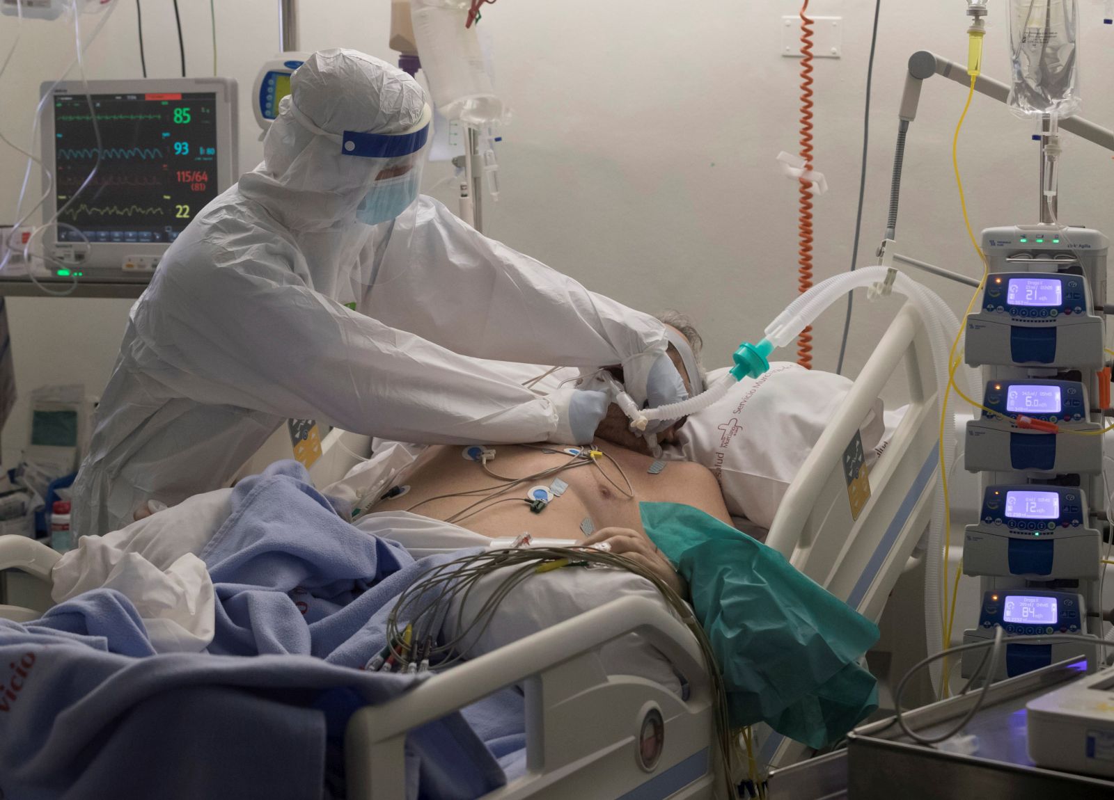epa08972752 A nurse from the Intensive Care Unit (ICU) of the Morales Meseguer Hospital changes the respirator of a patient admitted for COVID-19, in the coastal city of Murcia in eastern Spain, 29 January 2021. Anxiety, depression, post-traumatic stress disorder, insomnia or cognitive impairment are some of the sequelae that COVID-19 leaves behind in a very significant percentage of patients who have overcome the disease, despite the fact that there is little scientific literature on these consequences because the first two waves of the pandemic focused mainly on studying damage to the pulmonary system.  EPA/Marcial Guillen