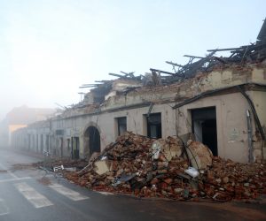 Petrinja, 30.01.2021 - Maglovito jutro u Petrinji mjesec dana nakon to je taj grad pogodio potres od 6.3 stupnja po Richterovoj ljestvici.
foto HINA/ Lana SLIVAR DOMINIC/ ds