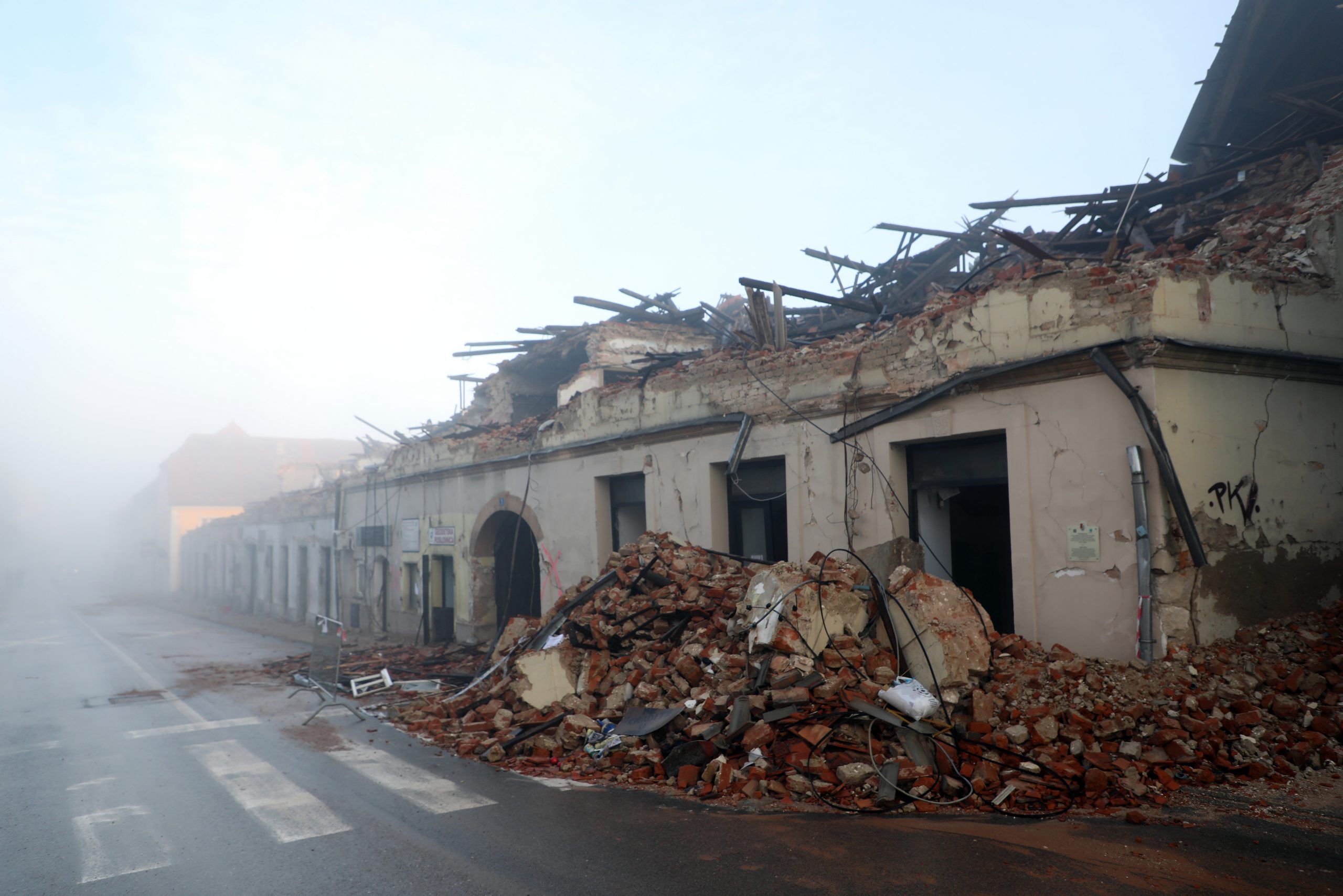 Petrinja, 30.01.2021 - Maglovito jutro u Petrinji mjesec dana nakon to je taj grad pogodio potres od 6.3 stupnja po Richterovoj ljestvici.
foto HINA/ Lana SLIVAR DOMINIC/ ds