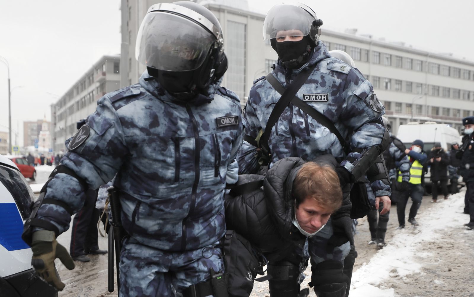 epa08976825 Russian police officers detain protester during an unauthorized protest in support of Russian opposition leader Alexei Navalny, Moscow, Russia, 31 January 2021. Navalny was detained after his arrival to Moscow from Germany, where he was recovering from a poisoning attack with a nerve agent, on 17 January 2021. A Moscow judge on 18 January ruled that he will remain in custody for 30 days following his airport arrest. Navalny urged Russians to take to the streets to protest. In many Russian cities mass events are prohibited due to an increase in COVID-19 cases.  EPA/YURI KOCHETKOV