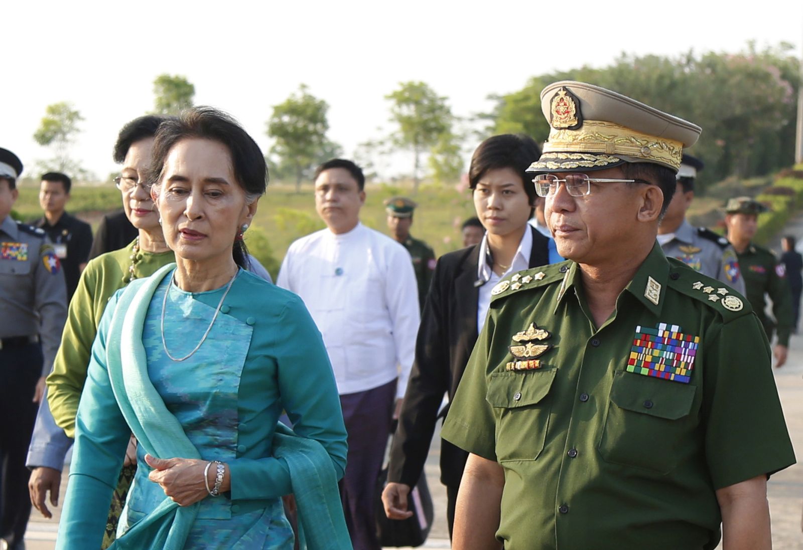 epa08979221 (FILE) - Senior General Min Aung Hlaing (R) and Myanmar Foreign Minister and State Counselor Aung San Suu Kyi (L) arrive to Naypyitaw International Airport in Naypyitaw, Myanmar, 06 May 2016 (reissued 01 February 2021). According to media reports, Myanmar's army has seized power after arresting leading politicians over allegations of fraud in the Novemeber democratic elections.  EPA/HEIN HTET  EPA-EFE/HEIN HTET *** Local Caption *** 56582681