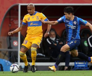 epa08986885 Luis Rodriguez (L) of Tigres in action against Kim Insung of Ulsan during the 2nd round match between Tigres UANL and Ulsan Hyundai FC at the FIFA Club World Cup in Al Rayyan, Qatar, 04 February 2021.  EPA/ABBAS ALI