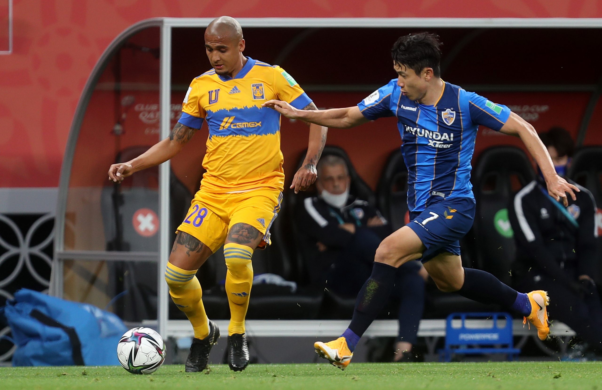 epa08986885 Luis Rodriguez (L) of Tigres in action against Kim Insung of Ulsan during the 2nd round match between Tigres UANL and Ulsan Hyundai FC at the FIFA Club World Cup in Al Rayyan, Qatar, 04 February 2021.  EPA/ABBAS ALI