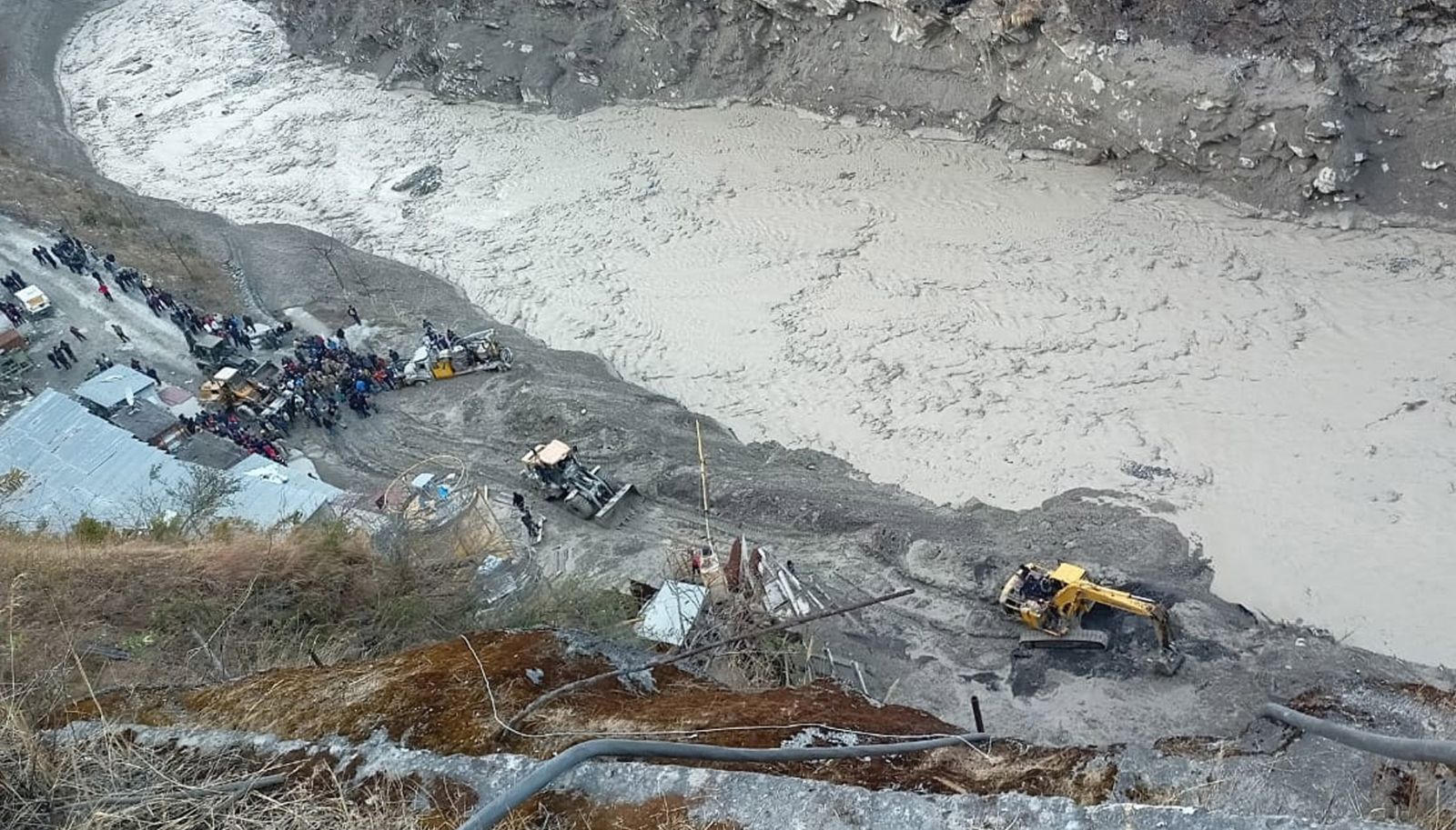 epa08993669 A general view of a rescue operation near the Dhauliganga hydro power project after a portion of Nanda Devi glacier broke off, at Reni village in Chamoli district, Uttrakhand, India, 07 February 2021. Over 100 people are feared dead after part of the Nanda Devi glacier broke off causing massive floods in the Tapovan area of Uttarakhand's Chamoli district.  EPA/ARVIND MOUDGIL -- BEST QUALITY AVAILABLE --