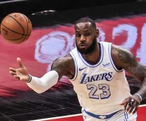 epa08961474 Los Angeles Lakers forward LeBron James reaches for a loose ball during the NBA basketball game between the Los Angeles Lakers and the Chicago Bulls at the United Center in Chicago, Illinois, USA, 23 January 2021.  EPA/TANNEN MAURY SHUTTERSTOCK OUT