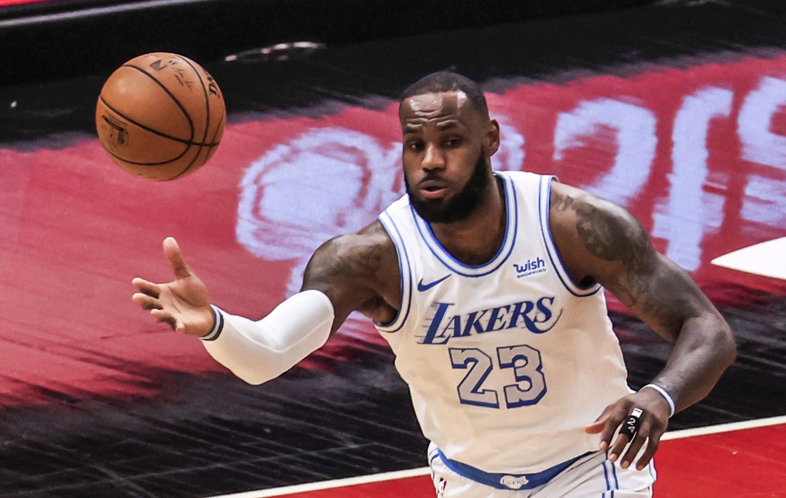epa08961474 Los Angeles Lakers forward LeBron James reaches for a loose ball during the NBA basketball game between the Los Angeles Lakers and the Chicago Bulls at the United Center in Chicago, Illinois, USA, 23 January 2021.  EPA/TANNEN MAURY SHUTTERSTOCK OUT