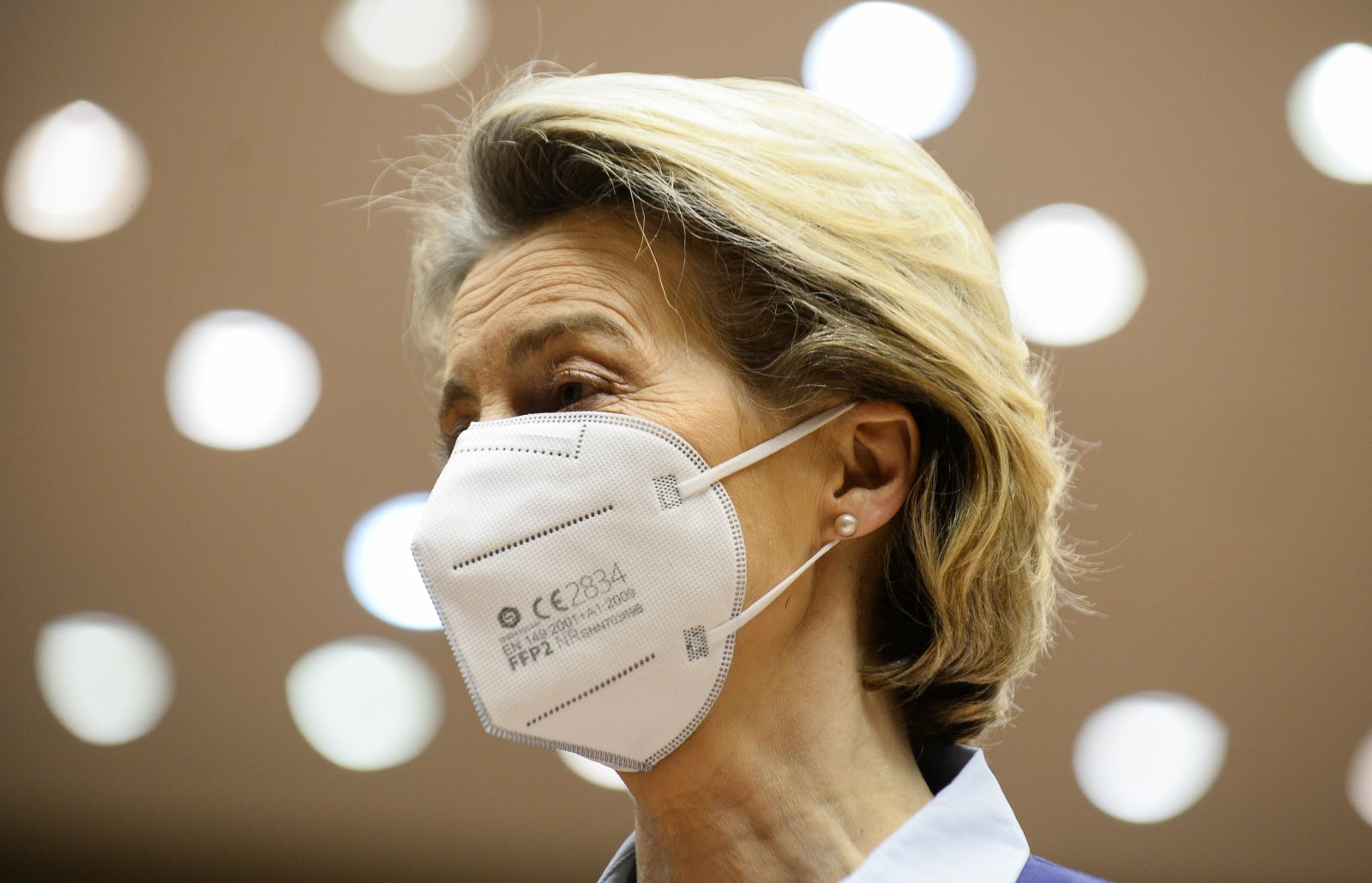 epa09000549 European Commission President Ursula von der Leyen wears a mask as she arrives for the debate on the state of play of the EU's coronavirus disease (COVID-19) vaccination strategy, at the European Parliament in Brussels, Belgium, 10 February 2021.  EPA/JOHANNA GERON / POOL