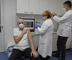 Split,10.02.2021 -  Prvo cijepljenje cijepivom AstraZeneca u Splitu.
foto HINA/ Mario STRMOTIC/ ms