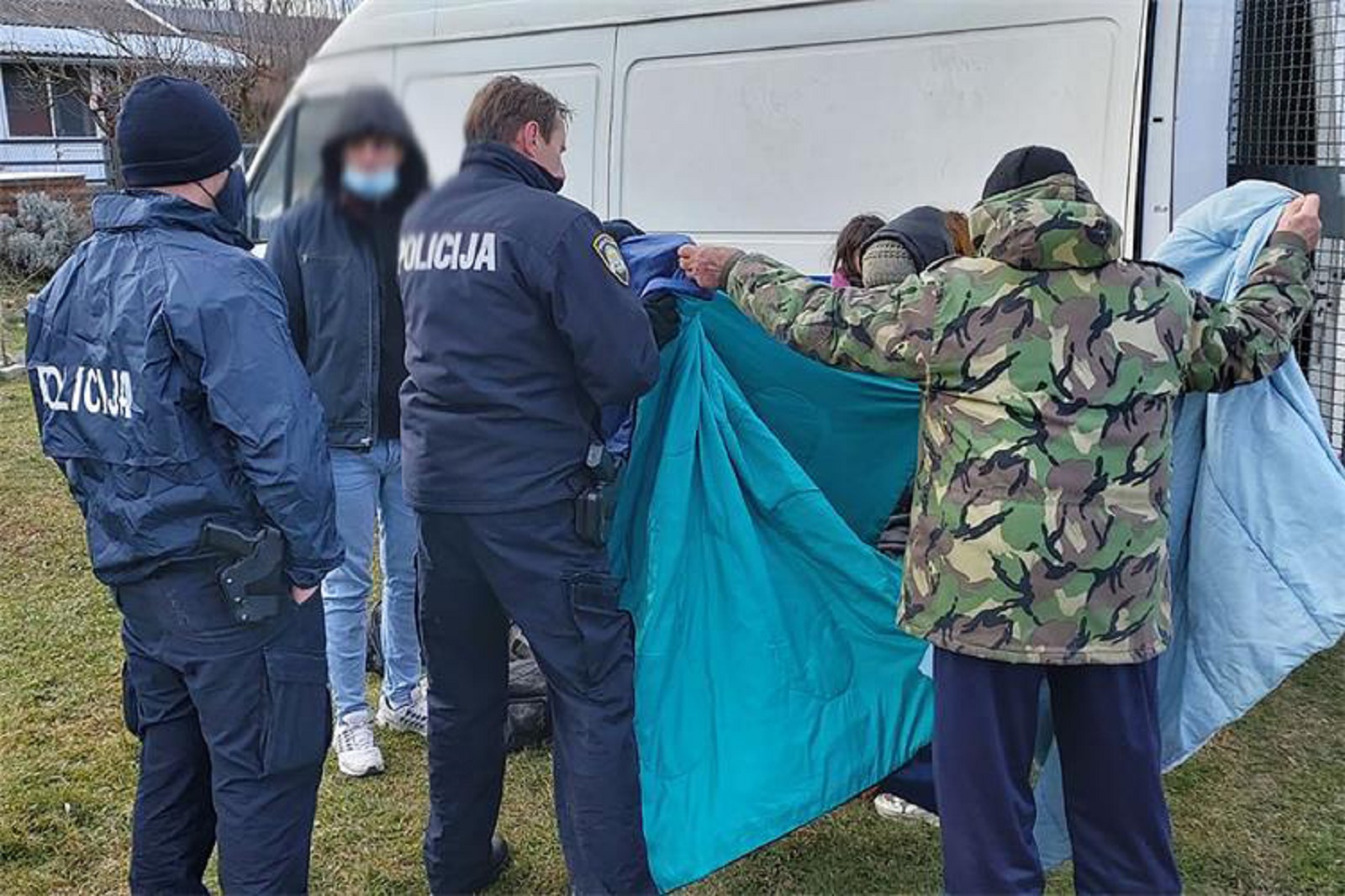 Osijek, 13.2.2021.- S nepristupaènog terena, okruenog nabujalom vodom, na podruèju Kopaèkog rita, Osjeèko-baranjska policija u petak je spasila skupinu sirijskih migranata, meðu kojima je bilo i dvoje djece, izvijestila je policija u subotu. U petak oko 10 sati, u umskom predjelu u blizini Aljmaa, policajci su tijekom redovne ophodnje pronali 19-godinjeg dravljanina Sirije, koji je zatraio pomoæ policije, jer se njegova obitelj nalazila na rijeènom otoku Parka prirode Kopaèki rit. 
foto HINA/ PU Osjeèko-baranjska /ua