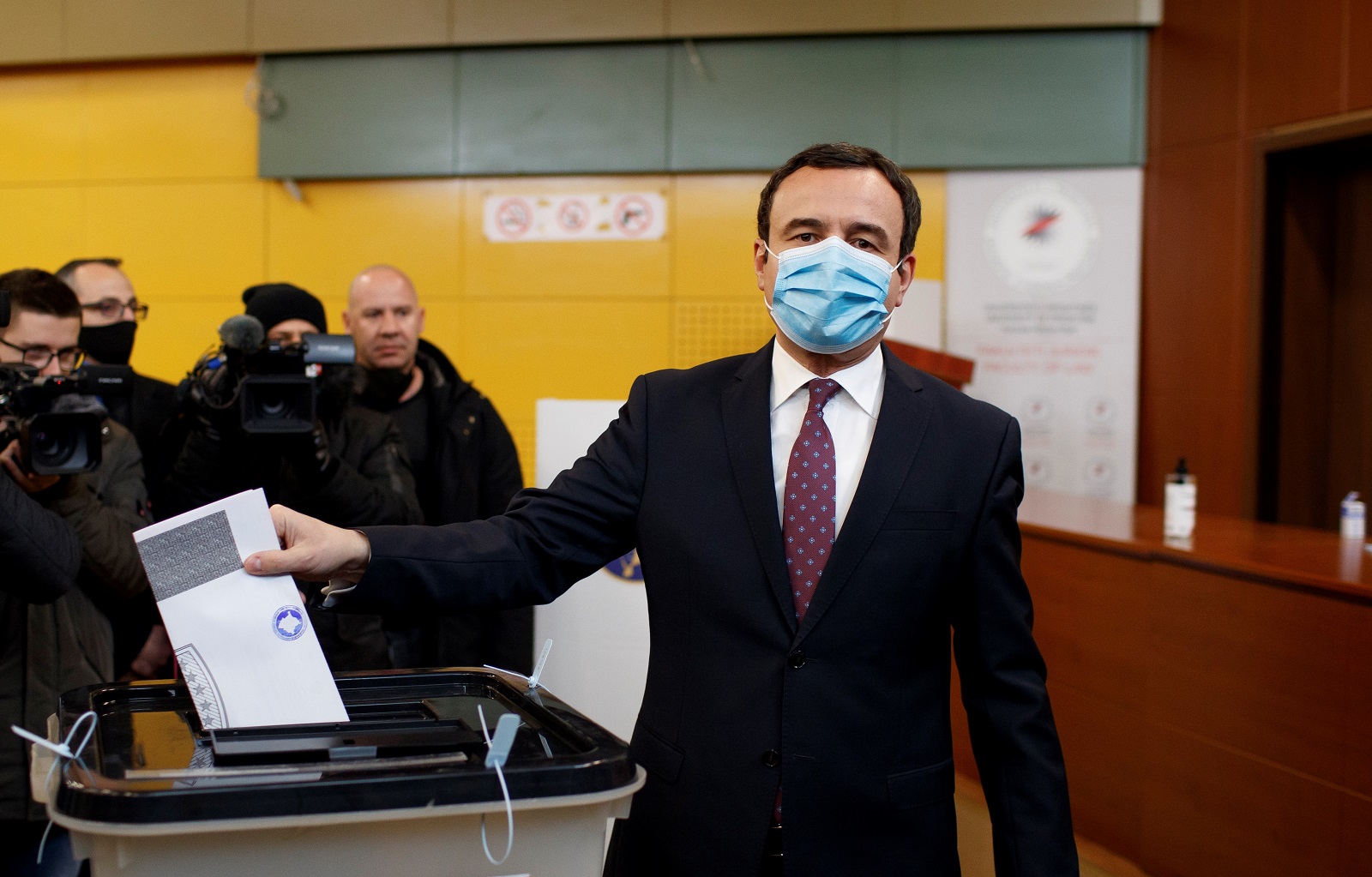 epa09011352 Leader of the movement Self-determination (Vetevendoje) Albin Kurti casts his vote at a voting center in Pristina, Kosovo, 14 February 2021. Kosovo's early parliamentary elections will be held on 14 February 2021. Around 1.8 million voters have the right to cast ballots during snap elections to elect a new 120 seat parliament.  EPA/VALDRIN XHEMAJ