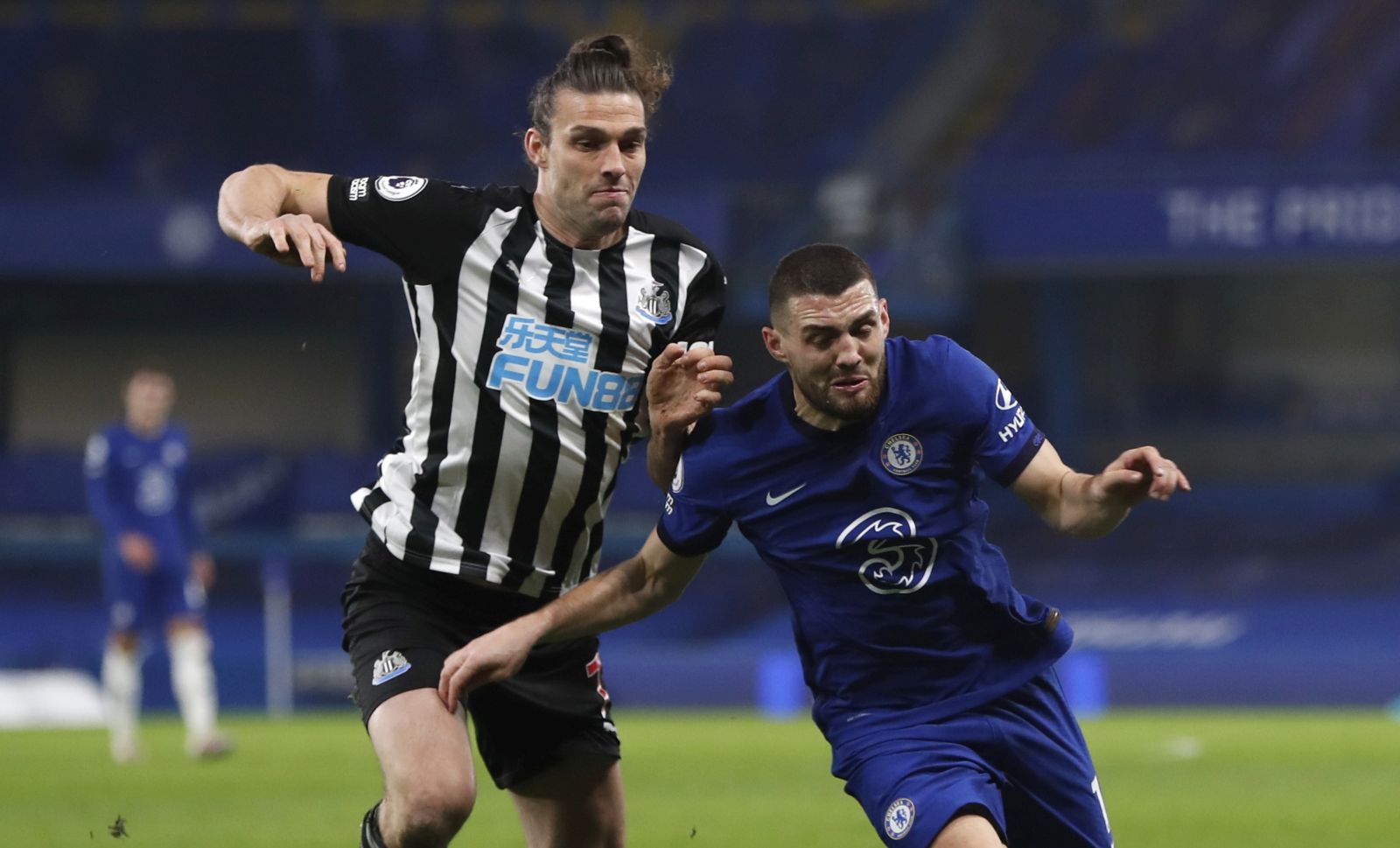 epa09015171 Chelsea's Mateo Kovacic (R) in action against Newcastle's Andy Carroll (L) during the English Premier League soccer match between Chelsea FC and Newcastle United in London, Britain, 15 February 2021.  EPA/Paul Childs / POOL EDITORIAL USE ONLY. No use with unauthorized audio, video, data, fixture lists, club/league logos or 'live' services. Online in-match use limited to 120 images, no video emulation. No use in betting, games or single club/league/player publications.