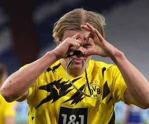 epa09026652 Erling Haaland of Dortmund celebrates after scoring the 2-0 lead during the German Bundesliga soccer match between FC Schalke 04 and Borussia Dortmund in Gelsenkirchen, Germany, 20 February 2021.  EPA/Lars Baron / POOL CONDITIONS - ATTENTION: The DFL regulations prohibit any use of photographs as image sequences and/or quasi-video.