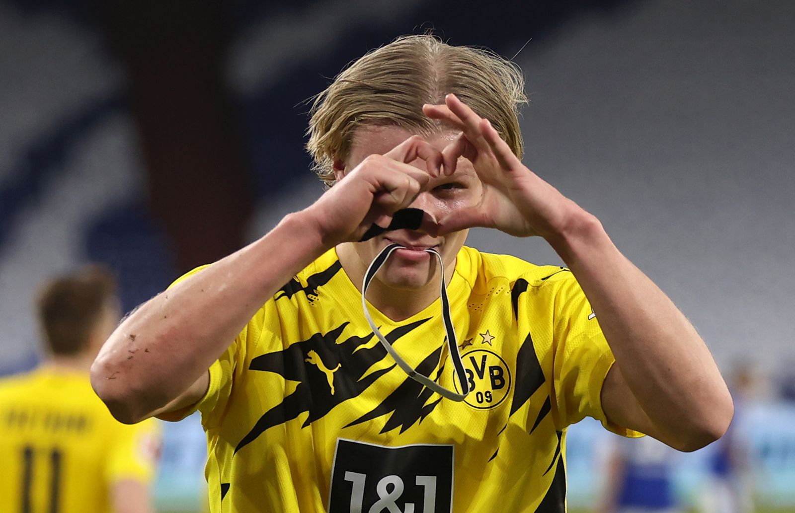 epa09026652 Erling Haaland of Dortmund celebrates after scoring the 2-0 lead during the German Bundesliga soccer match between FC Schalke 04 and Borussia Dortmund in Gelsenkirchen, Germany, 20 February 2021.  EPA/Lars Baron / POOL CONDITIONS - ATTENTION: The DFL regulations prohibit any use of photographs as image sequences and/or quasi-video.