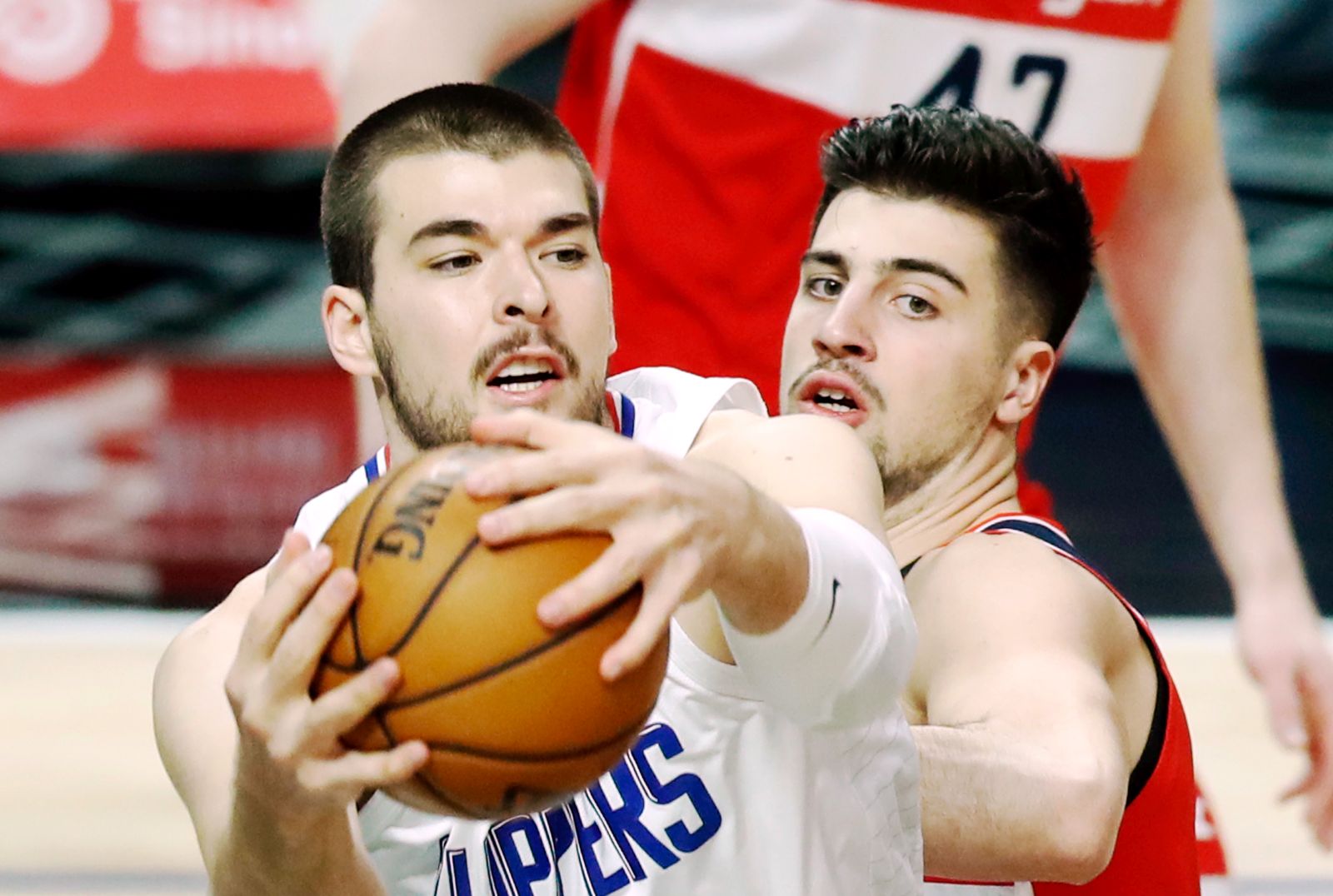 epa09033017 Los Angeles Clippers center Ivica Zubac (L) in action against Washington Wizards guard Raul Neto (R) during the first quarter of the NBA basketball game between the Washington Wizards and the Los Angeles Clippers at the Staples Center in Los Angeles, California, USA, 23 February 2021.  EPA/ETIENNE LAURENT SHUTTERSTOCK OUT