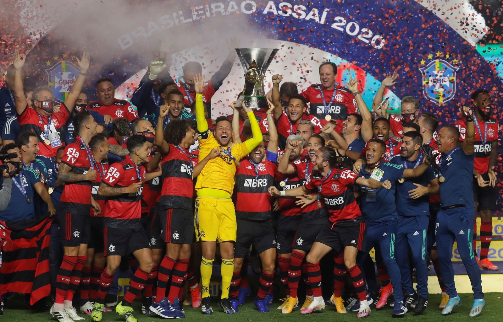 epa09037328 Players of Flamengo celebrate winning the Brasileirao Assai 2020 soccer tournament at Morumbi stadium in Sao Paulo, Brazil, 25 February 2021.  EPA/FERNANDO BIZERRA
