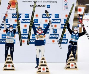 epa09039819 (L-R) Frida Karlsson of Sweden, Therese Johaug of Norway and Ebba Andersson of Sweden celebrate on the podium after the Cross Country Skiathlon Women 15km event at the FIS Nordic World Ski Championships 2021 in Oberstdorf, Germany, 27 February 2021.  EPA/PHILIPP GUELLAND