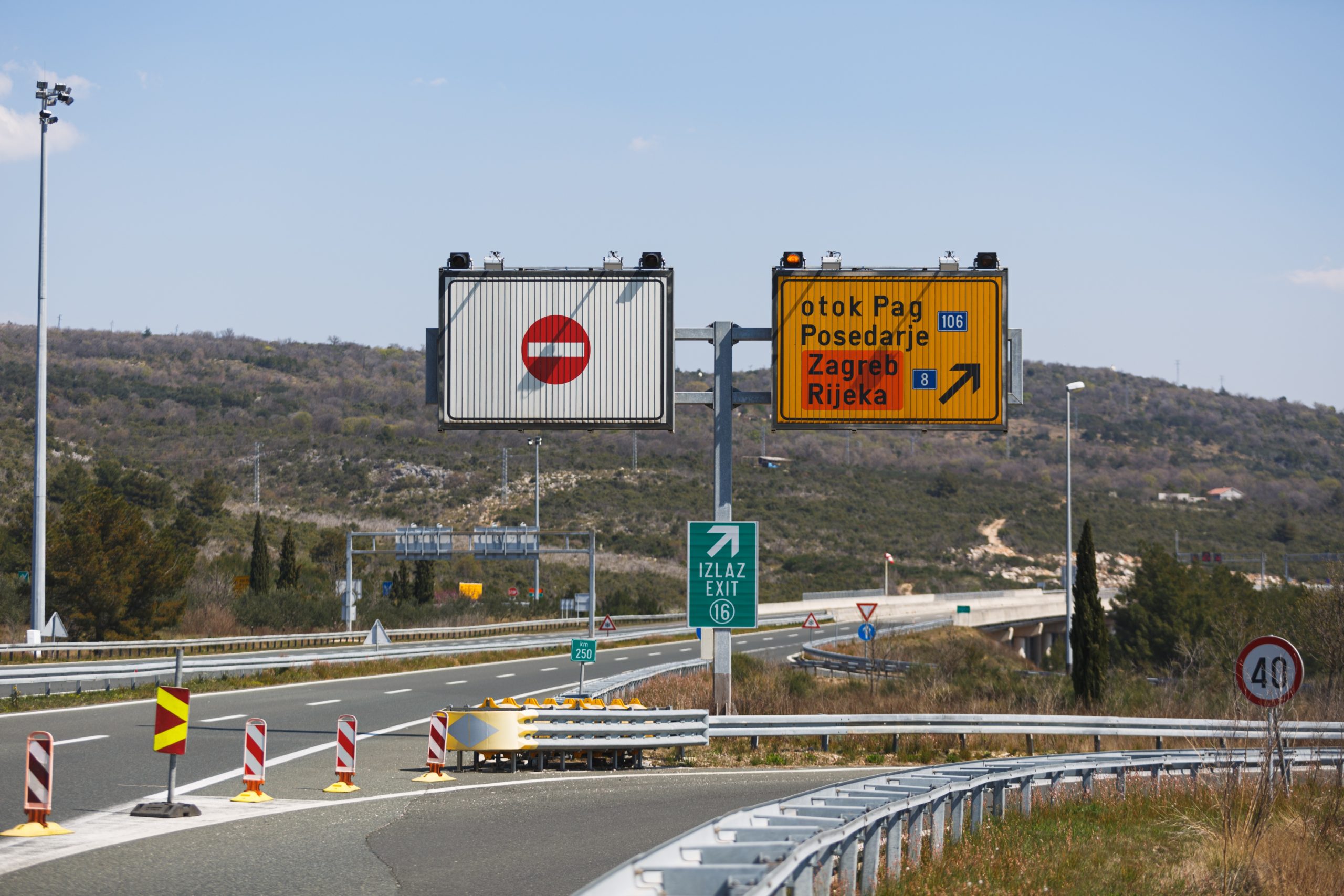 05.04.2020., Posedarje - Autocesta A1 zatvorena je za sav promet zbog jakog vjetra od Posedarja do Svetog Roka. 
Photo: Marko Dimic/PIXSELL