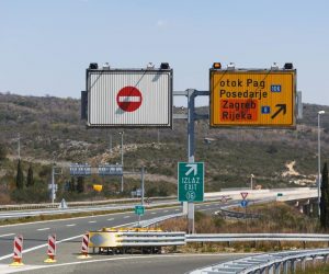05.04.2020., Posedarje - Autocesta A1 zatvorena je za sav promet zbog jakog vjetra od Posedarja do Svetog Roka. 
Photo: Marko Dimic/PIXSELL