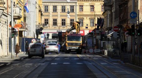 U centru Zagreba otpali dijelovi s više zgrada i pali na ulicu