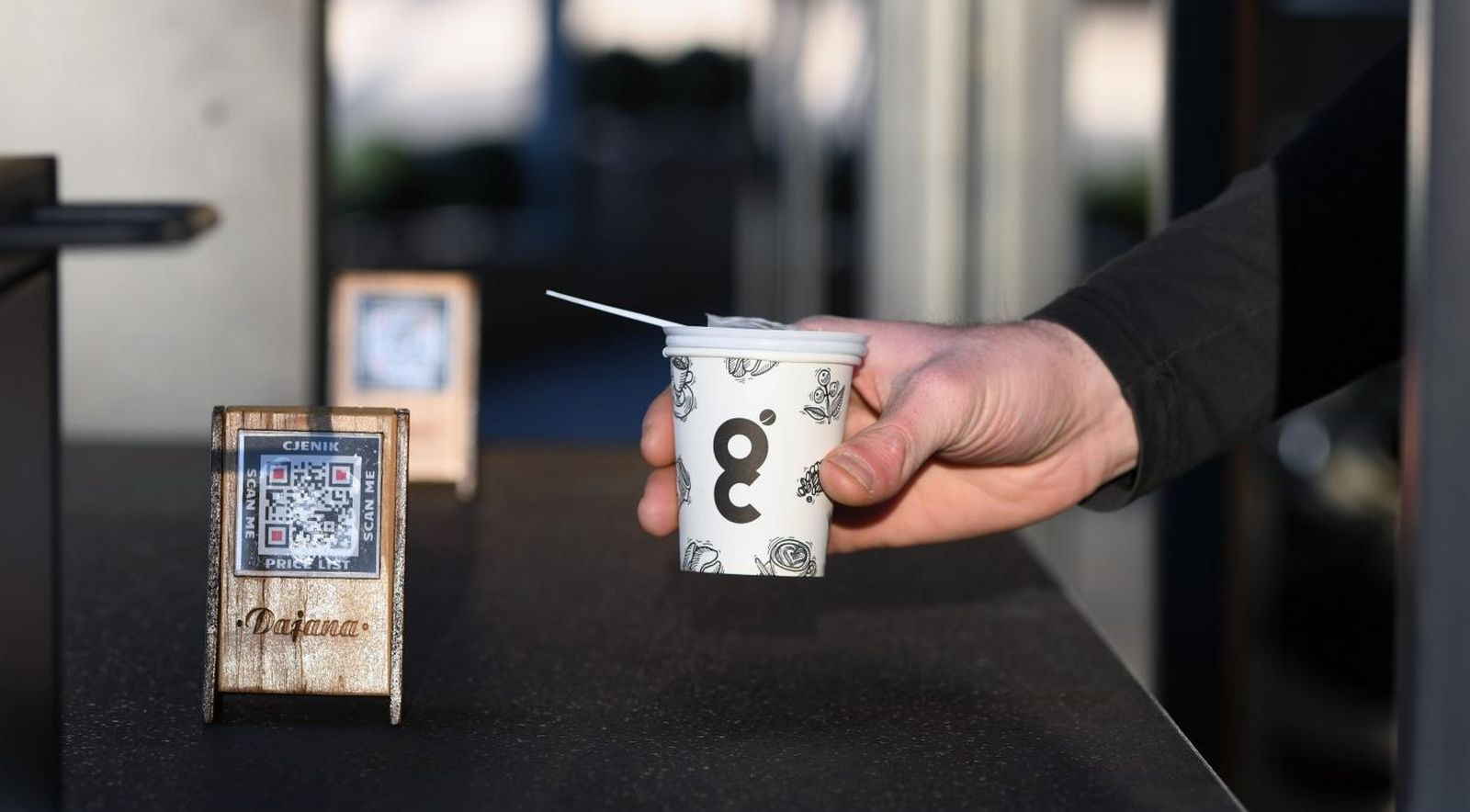 15.02.2021., Sibenik - Popustanjem mjera stozera otvoreni su samo rijetki kafici u Sibeniku koji ce prodavati kavu za van. Photo: Hrvoje Jelavic/PIXSELL