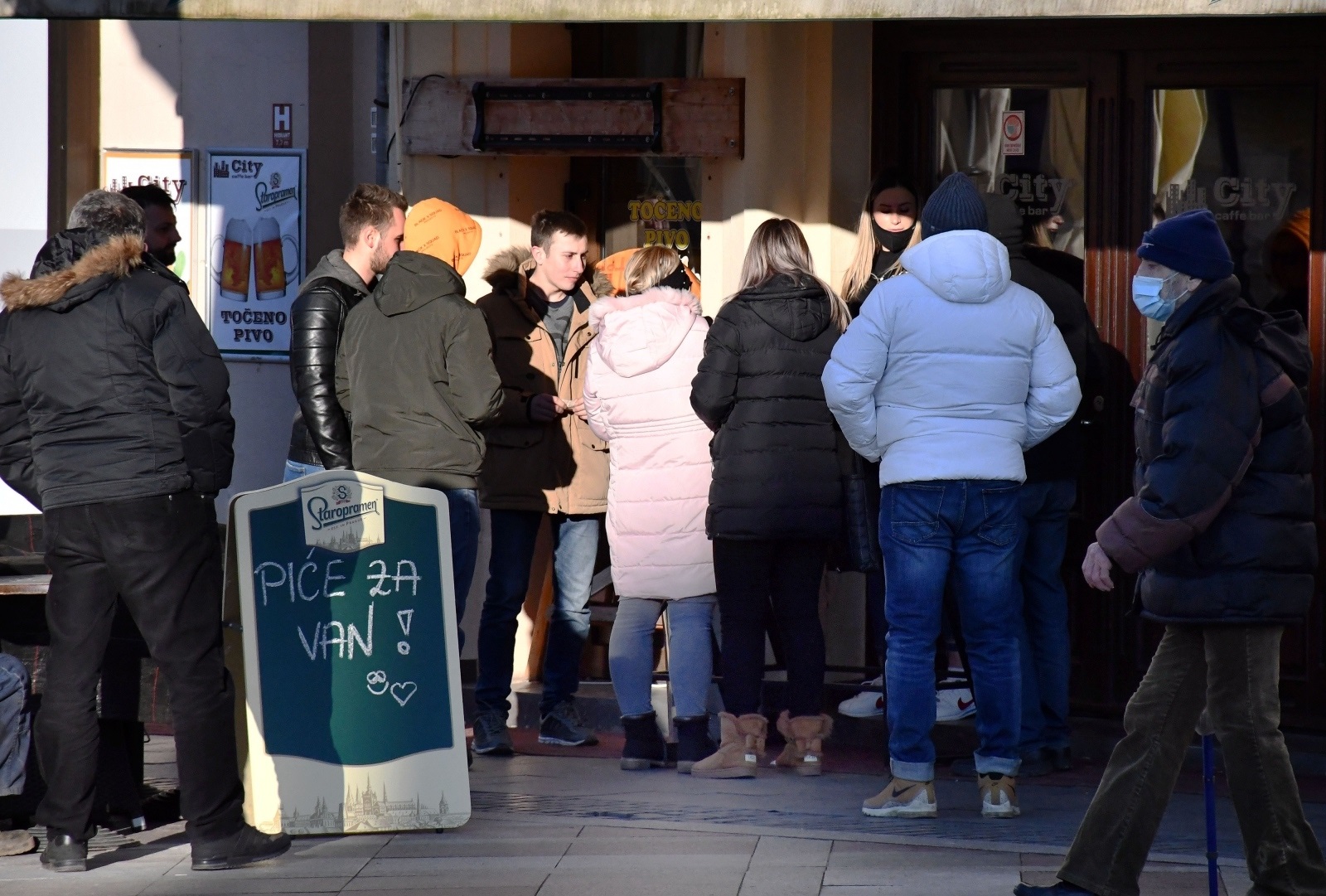 15.02.2021., Slavonski Brod - Brodjani popodnevni predah iskoristili za boravak na suncu uz "kavu za van".
Photo: Ivica Galovic/PIXSELL