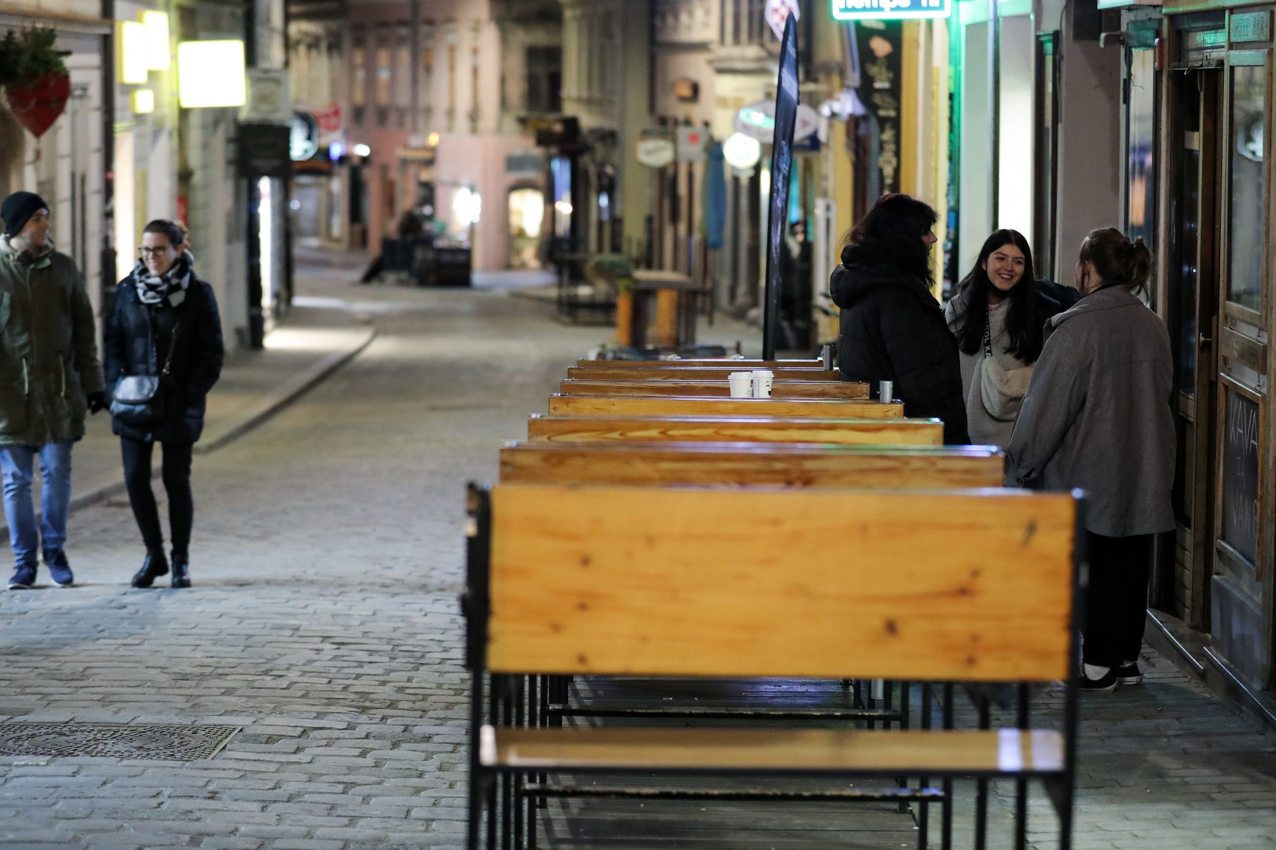 15.02.2021., Zagreb -Iako su vecina kafica danas otvorila svoja vrata za pice za van ispred lokala nema prevelikih guzvi niti zadrzavanja na zatvorenim terasama.
Photo: Emica Elvedji/PIXSELL