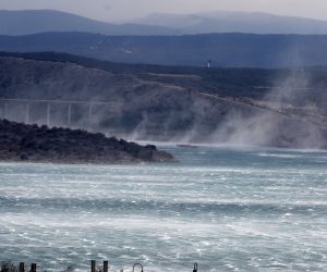 21.02.2018., Rijeka - Olujna bura s orkanskim udarima puse na podrucju Rijeke i na moru pred Krckim mostom. 
Photo: Goran Kovacic/PIXSELL