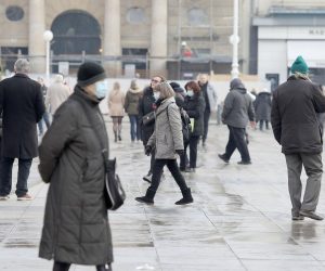 28.1.2021, Zagreb - Prelazak temperature iz minusa u plus napunio je glavni zagrebacki Trg i pokazao koliko su ljudi zeljni druzenja. 
Photo: Patrik Macek/PIXSELL