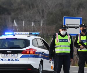 30.01.2021. Sibenik - Policjska blokada na cesti gdje policija traga za ubojicama 
Photo:  Hrvoje Jelavic/PIXSELL