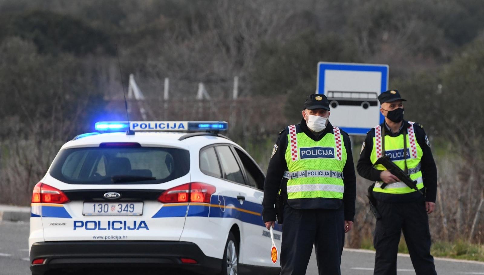 30.01.2021. Sibenik - Policjska blokada na cesti gdje policija traga za ubojicama 
Photo:  Hrvoje Jelavic/PIXSELL