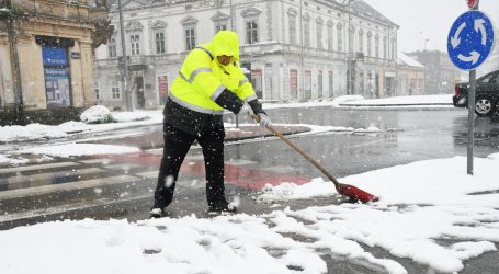 U Moskvi komunalcima u čišćenju snijega pomažu građani