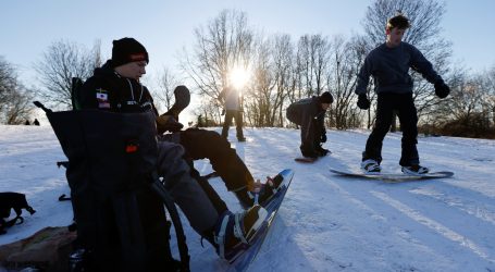 Na ulicama prekrivenim snijegom vozili snowboard, vezali se užetom za automobil
