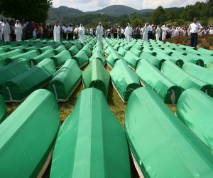 Sarajevo, 15.6.2012 - Arhivska fotografija od 11.7.2010. godine prikazuje sredinju komemoraciju u Srebrenici u povodu petnaeste obljetnice genocida nad Bonjacima s tog podruèja. Sud Bosne i Hercegovine osudio je u petak èetvoricu bivih pripadnike vojske bosanskih Srba na 142 godine zatvora proglasivi ih krivim za sudjelovanje u masovnim ubojstvima Bonjaka poèinjenim nakon pada Srebrenice u srpnju 1995. godine. 
foto FaH/ Tanjug/ Milo Jelesijeviæ/ ua
